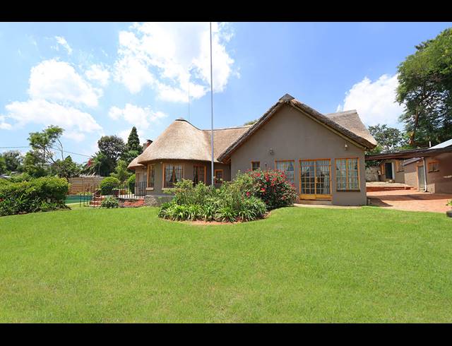 4 BEDROOM FREEHOLD FOR SALE IN GLENHAZEL
